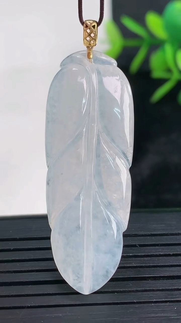 天然A货翡翠种白冰金枝玉叶 叶子吊坠尺寸43.9-15.9-3.8重量:5.26g
3月27日