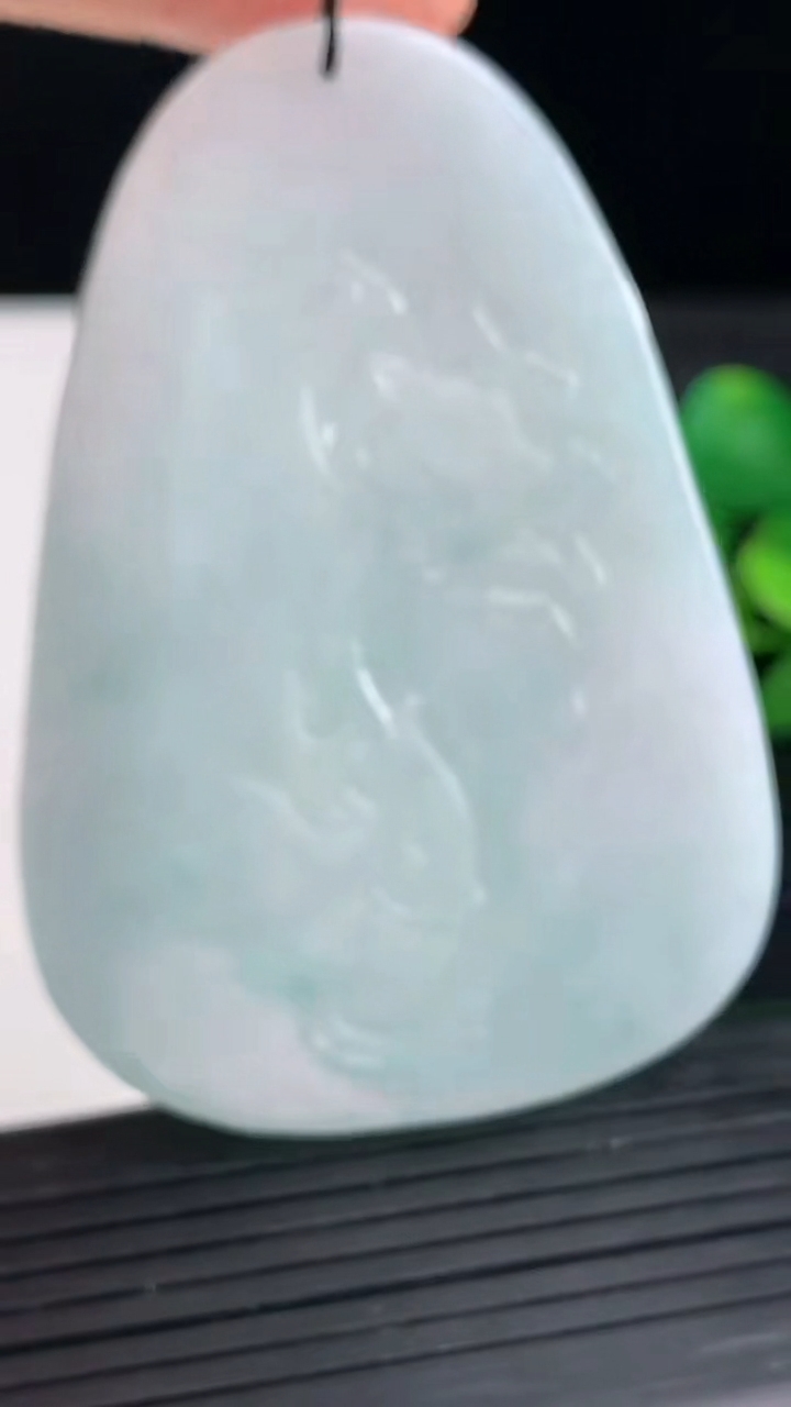 天然A货翡翠飘花虚空藏菩萨吊坠尺寸66.8-47-7.1重量:45.28g
3月27日