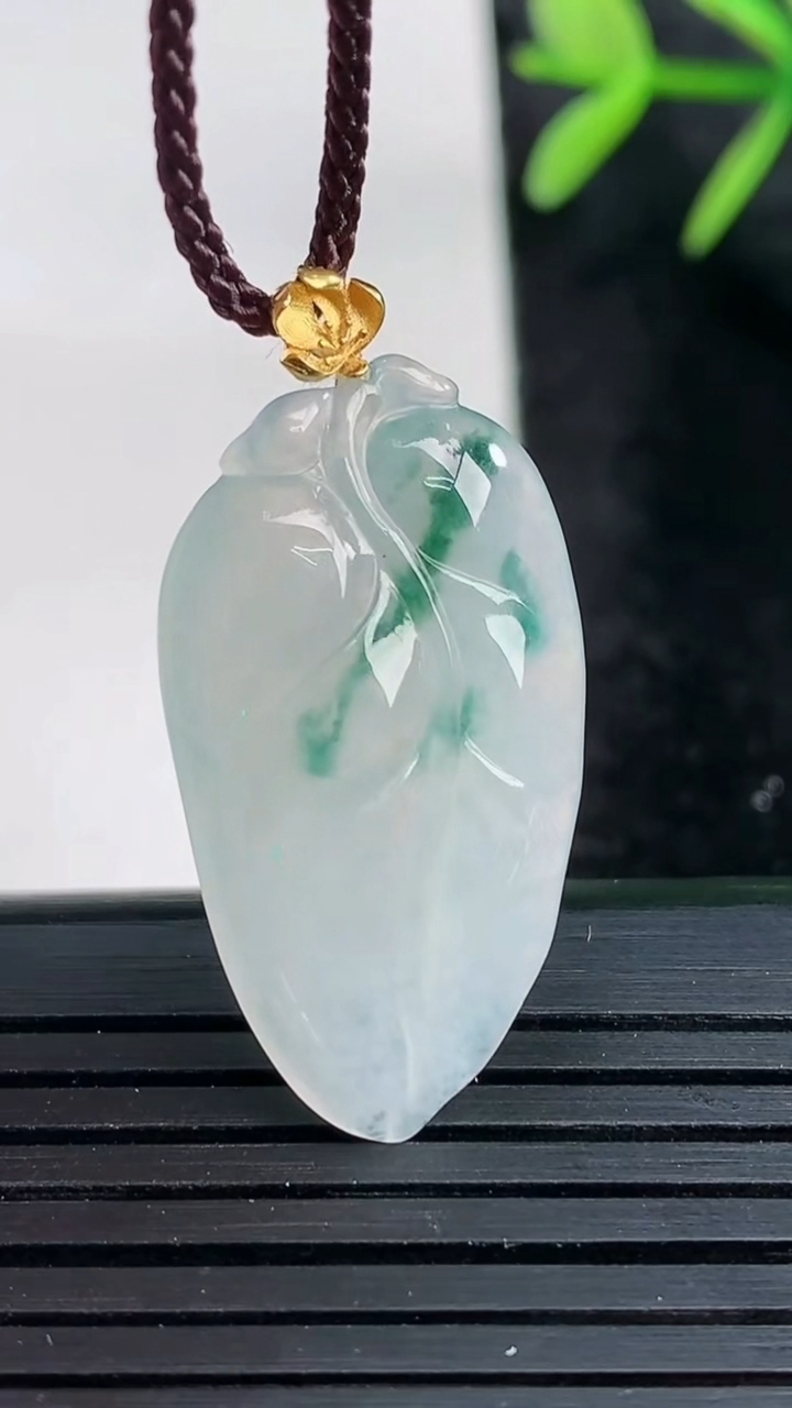 天然A货翡翠18K金飘花金枝玉叶 叶子吊坠尺寸29.5-16.5-4.5重量:3.45g
3月27日