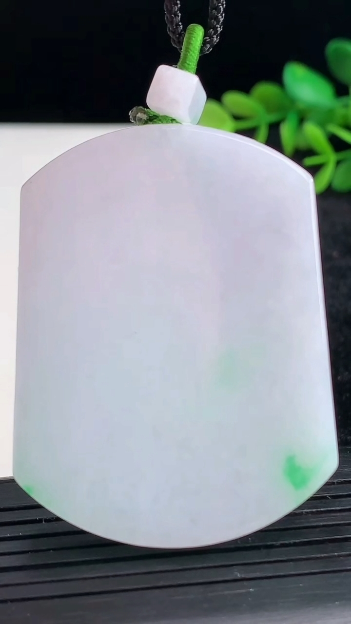 天然A货翡翠无事牌吊坠尺寸53.8-40.8-5.9重量:40.13g
3月27日