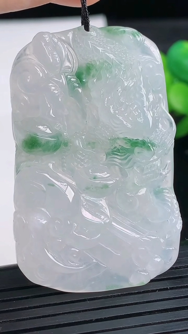 天然A货翡翠冰种飘花龙牌吊坠尺寸51.9-32-7.8重量:27.32g
3月27日