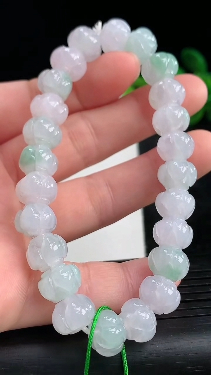 天然A货翡翠莲花手串尺寸9.8-7.3重量:29.76g3月27日
工厂直销收藏佳品,种好水足，色泽均匀，有种有色，上手高大气！