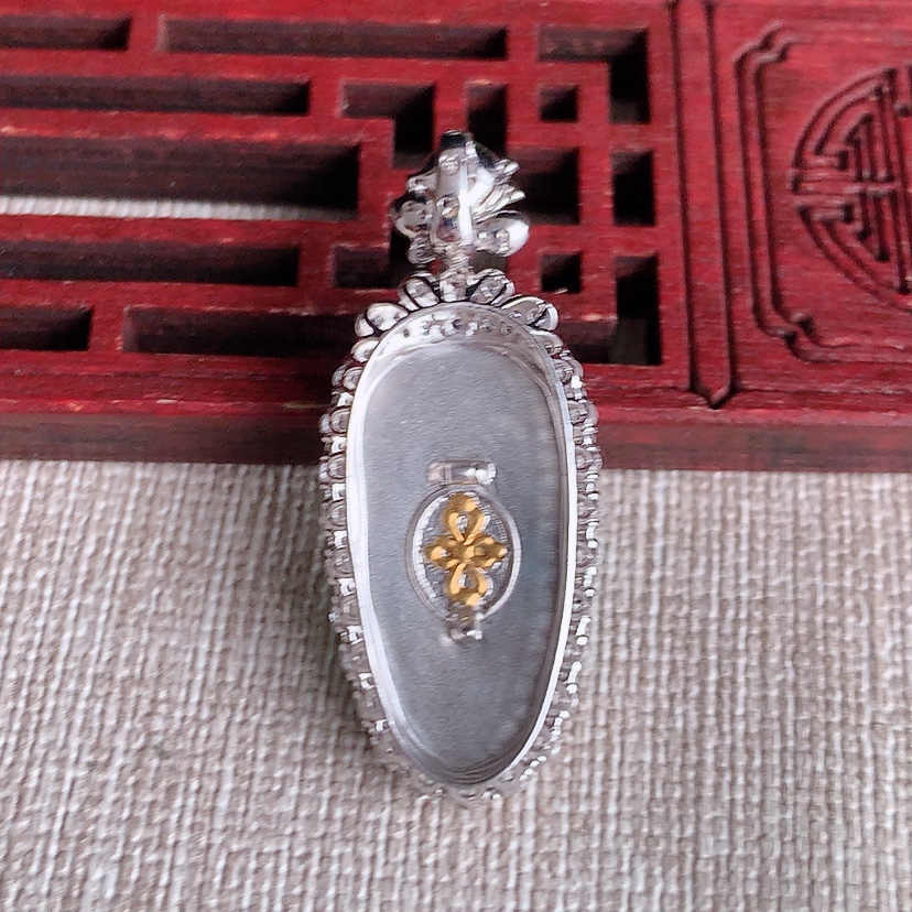 天然A货翡翠18K金伴钻镶嵌阳绿叶子金枝玉叶吊坠 
尺寸36-14.8-7.6裸石23-11.4mm