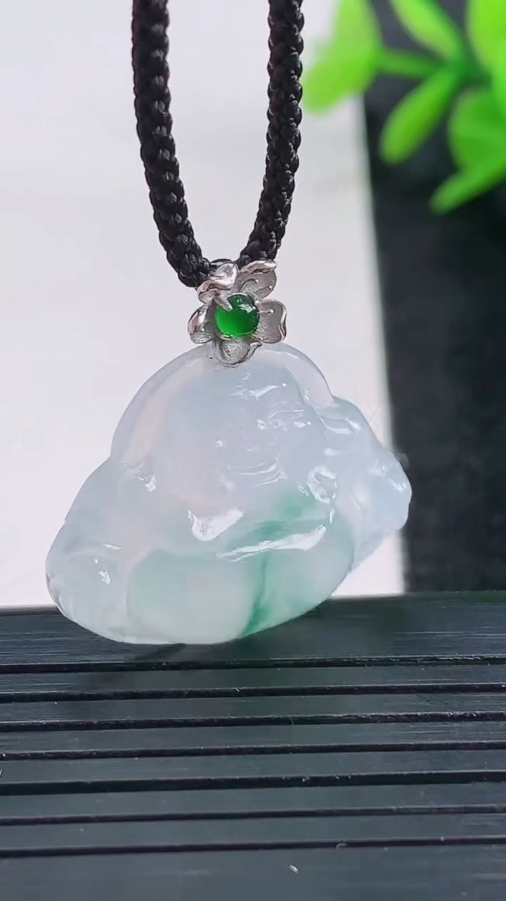 天然A货翡翠种飘花佛公吊坠尺寸19.2-23.9-6重量:4.16g
3月27日