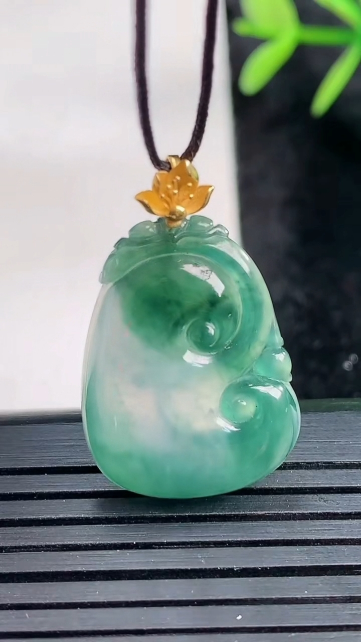 天然A货翡翠18K金飘花如意吊坠尺寸24.4-18.1-3.7重量:3.23g
3月27日