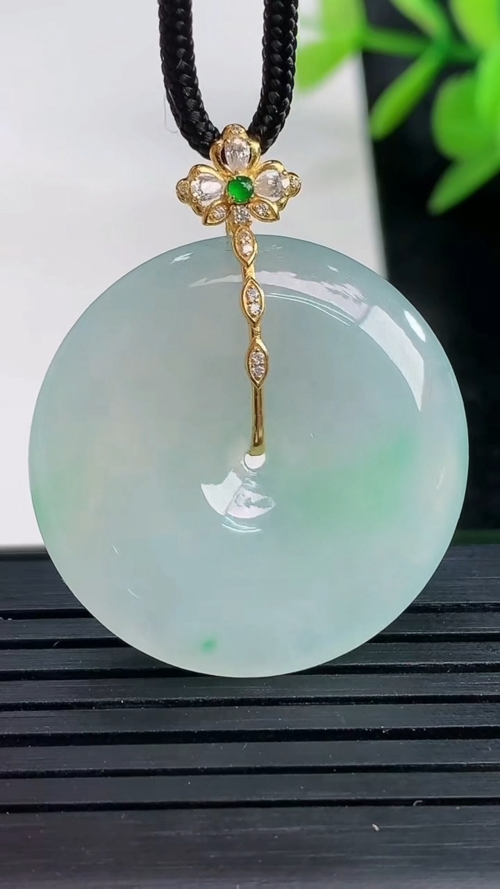 天然A货翡翠平安扣吊坠尺寸29.2-5.7重量:10.12g
3月27日