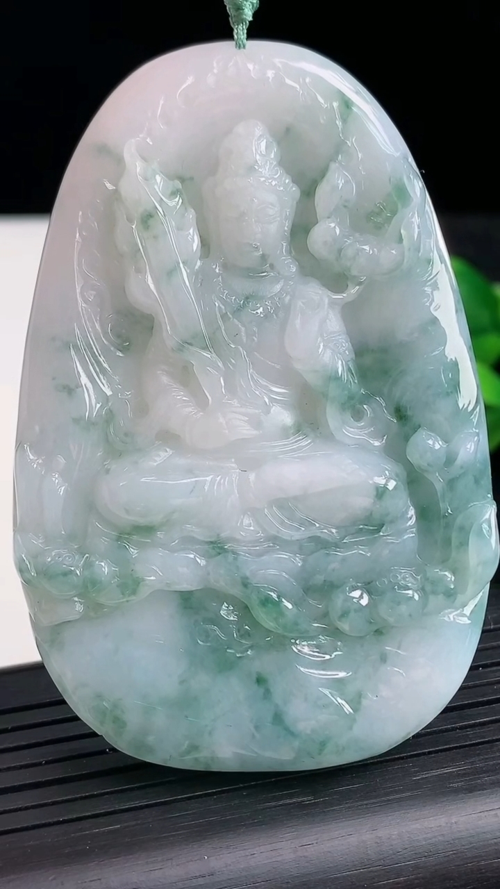 天然A货翡翠飘花虚空藏菩萨吊坠尺寸73-47-8.6重量:67.26g
3月27日