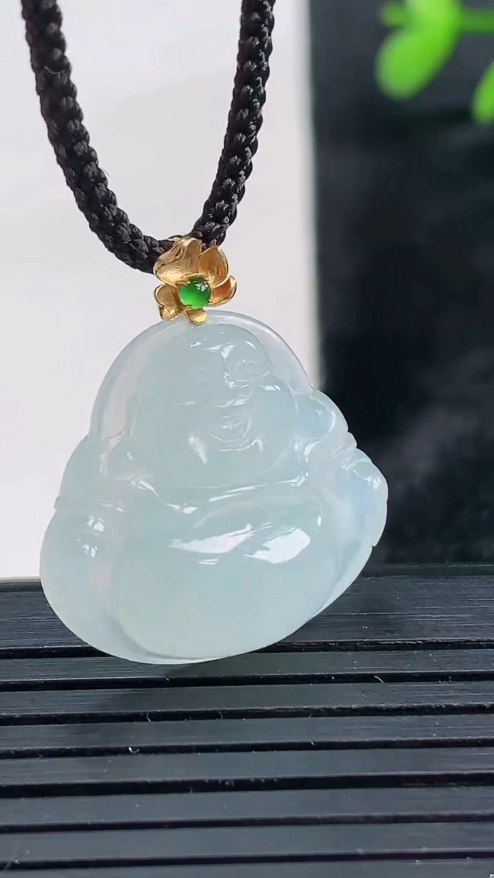 天然A货翡翠种白冰佛公吊坠尺寸20.3-21.6-5.2重量:3.65g
3月27日