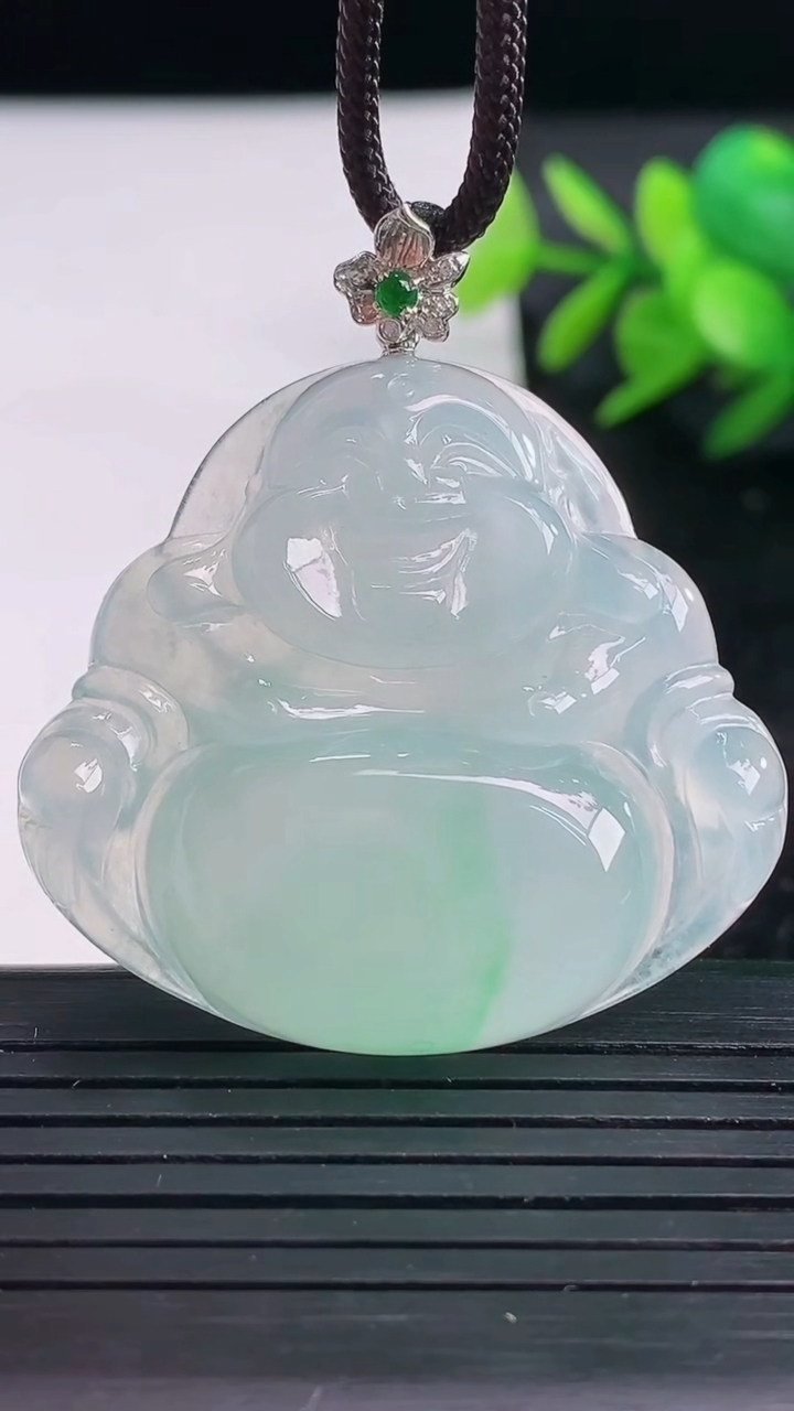 天然A货翡翠佛公吊坠尺寸35.6-39.3-7.2重量:15.26g
3月27日