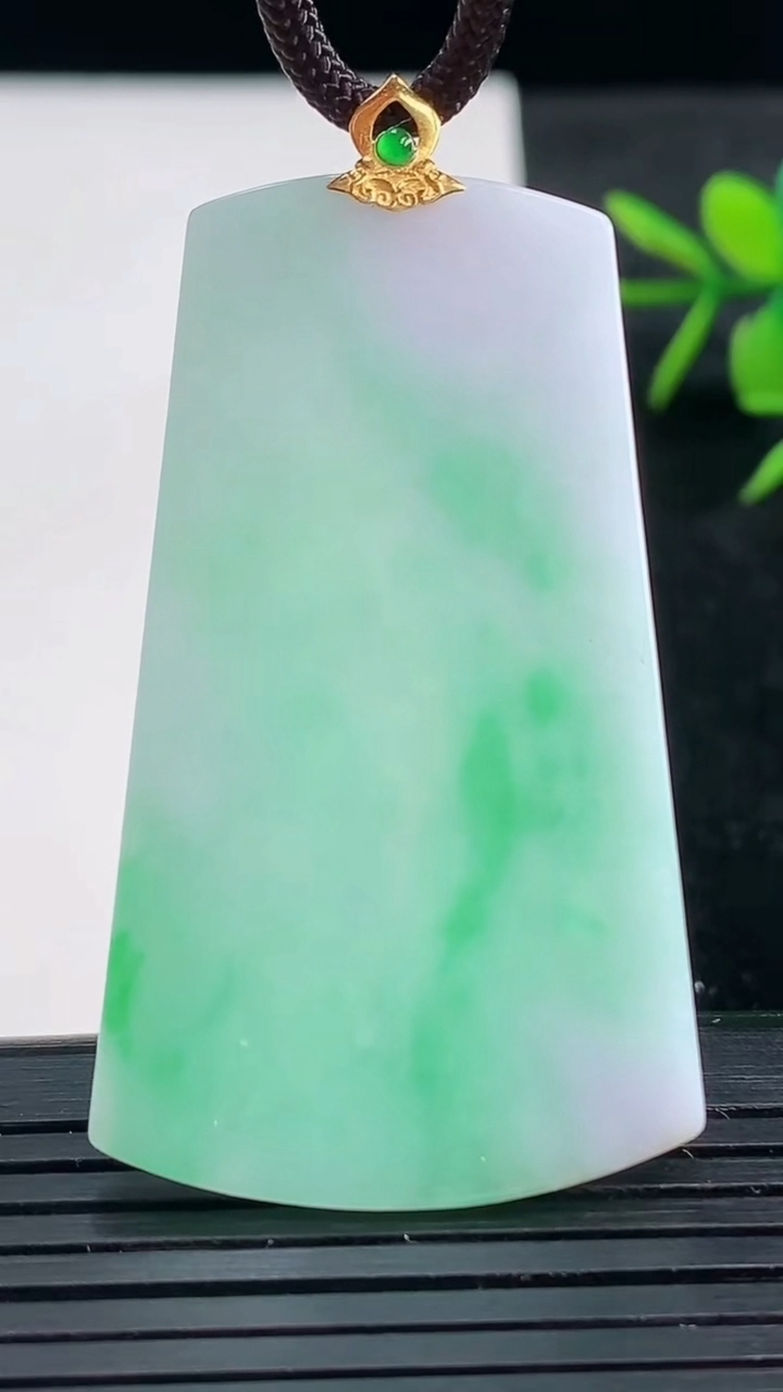 天然A货翡翠无事牌吊坠尺寸49.8-29.4-2.4重量:10.99g
3月27日