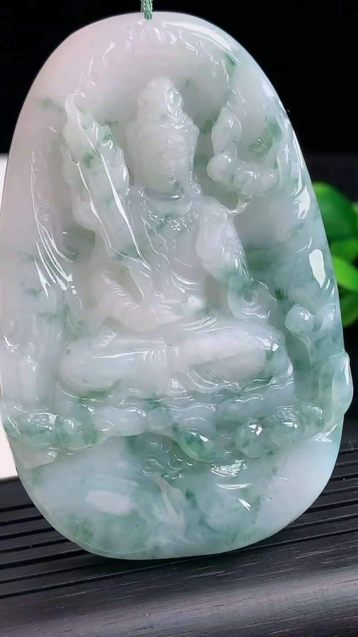 天然A货翡翠飘花虚空藏菩萨吊坠尺寸73-47-8.6重量:67.26g
3月27日