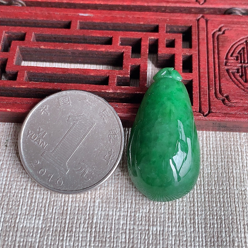 天然A货翡翠满绿福瓜吊坠  
尺寸31.7-17-9.5mm 重量8.60g 0326