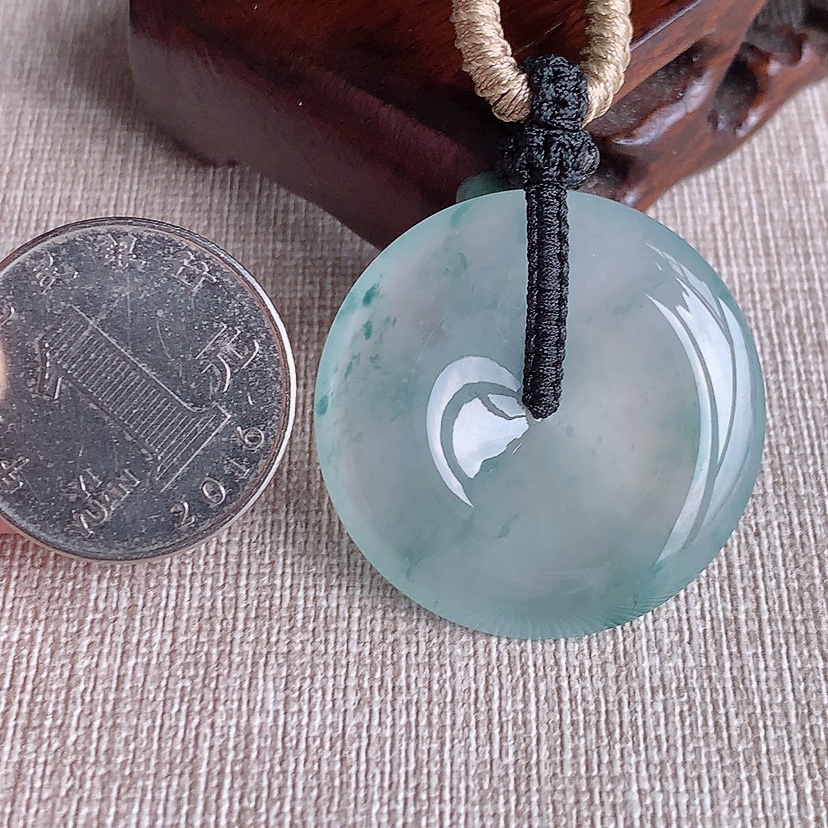 天然A货翡翠飘花平安扣吊坠 
尺寸32.8-6.3mm 重量18.48g 0326