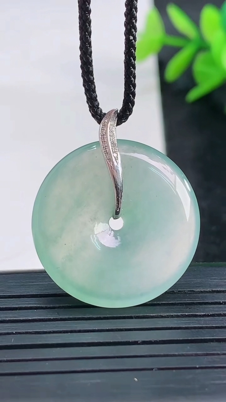 天然A货翡翠平安扣吊坠尺寸24.4-4.6重量:5.87g
3月27日