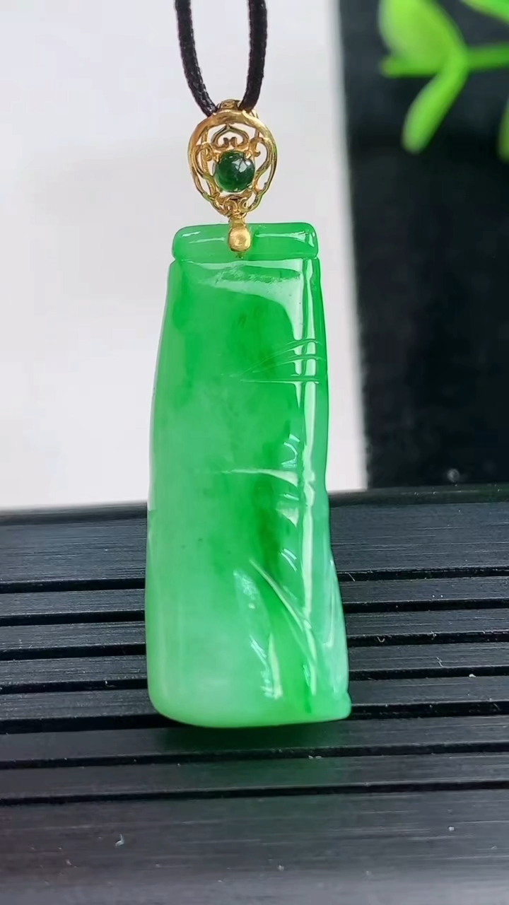 天然A货翡翠节节高升 竹节吊坠尺寸29.9-11.5-6.2重量:4.88g
3月27日