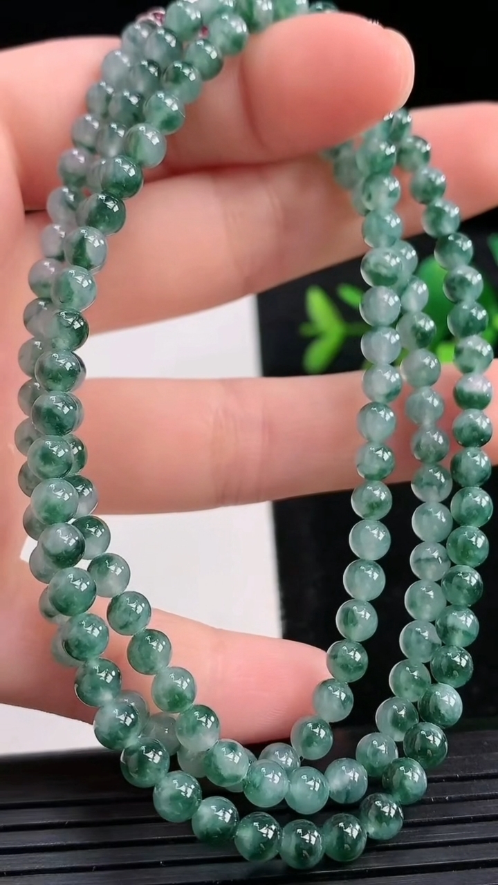 天然A货翡翠飘花圆珠项链尺寸4.3-140颗重量:23.88g3月27日
工厂直销收藏佳品,种好水足，色泽均匀，有种有色，上手高大气！