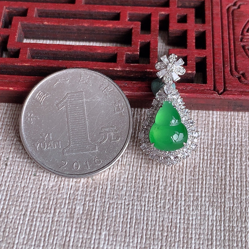 天然A货翡翠18K金伴钻镶嵌阳绿葫芦吊坠 
尺寸24.5-12.8-10.6裸石10.4-7.7mm 重量3.08g 0326