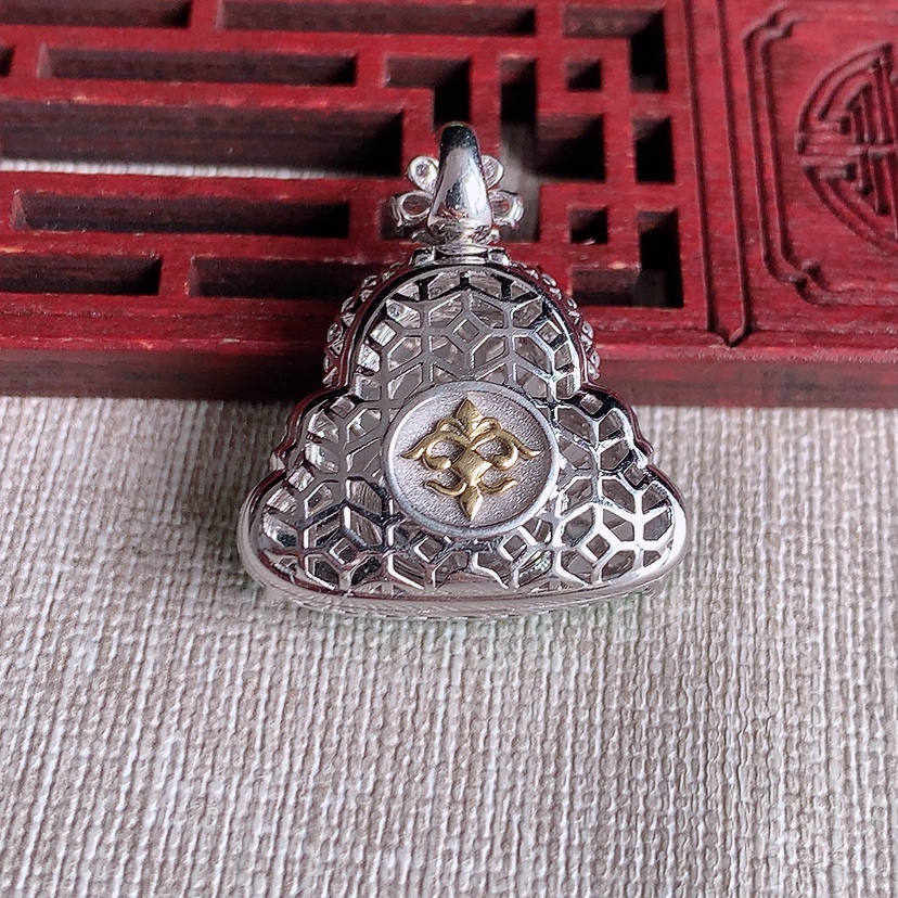 天然A货翡翠18K金伴钻镶嵌阳绿佛公吊坠 
尺寸28.6-18-25.8-12mm 重量9.80g 