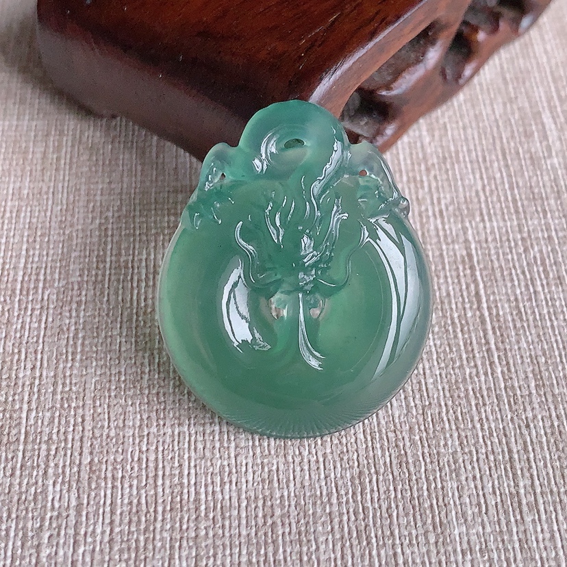 天然A货翡翠晴水龙牌吊坠 
尺寸35.6-29.2-6.2mm 重量10.40g 0326