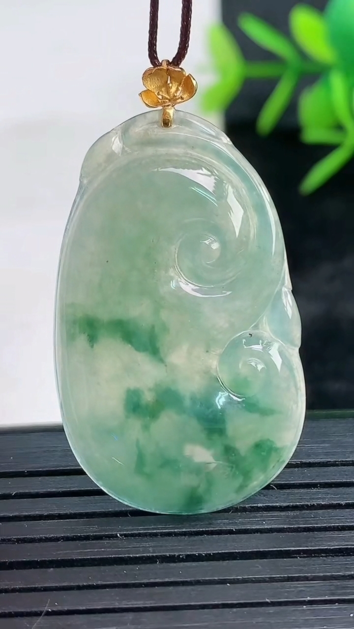 天然A货翡翠种飘花如意吊坠尺寸35.6-22-3.6重量:5.31g
3月27日