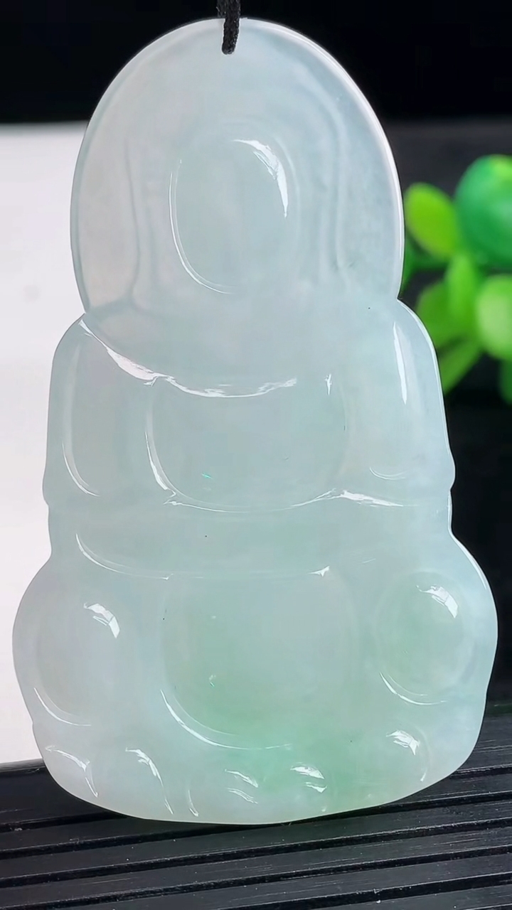 天然A货翡翠观音菩萨吊坠尺寸61.1-36.9-5.9重量:22.36g
3月27日