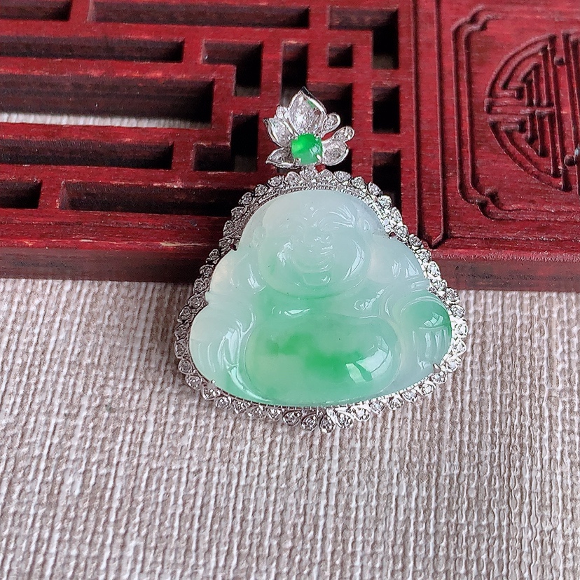 天然A货翡翠18K金伴钻镶嵌飘绿佛公吊坠 
尺寸29.6-24.2-10.8裸石15.8-21.5mm 重量6.18g 0326