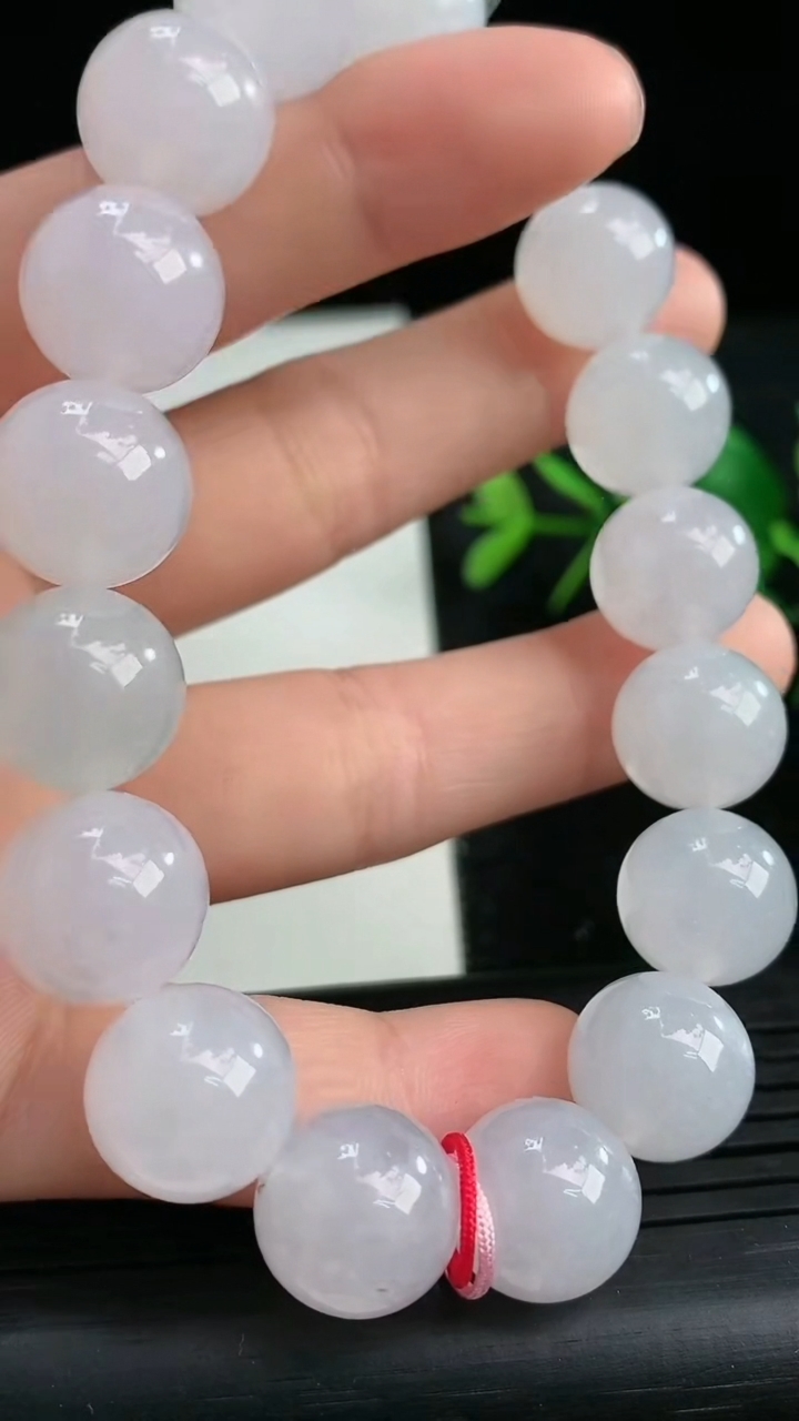 天然A货翡翠圆珠手串尺寸12.4-17颗重量:56.34g3月27日
工厂直销收藏佳品,种好水足，色泽均匀，有种有色，上手高大气！