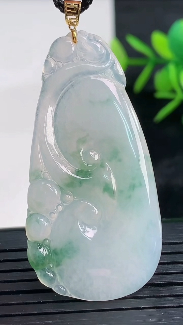 天然A货翡翠种飘花如意吊坠尺寸48-23.6-3.6重量:7.42g
3月27日