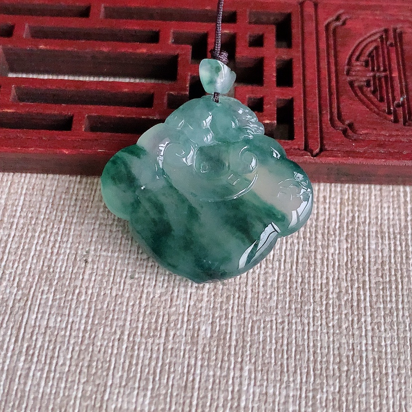 天然A货翡翠飘花如意吊坠 
尺寸26-29.2-6mm 重量8.75g 0326