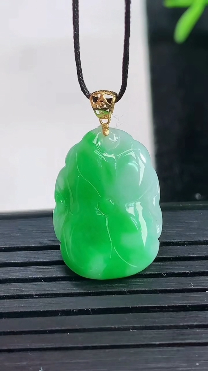 天然A货翡翠荷叶吊坠尺寸19.8-14.6-4.1重量:2.77g
3月27日