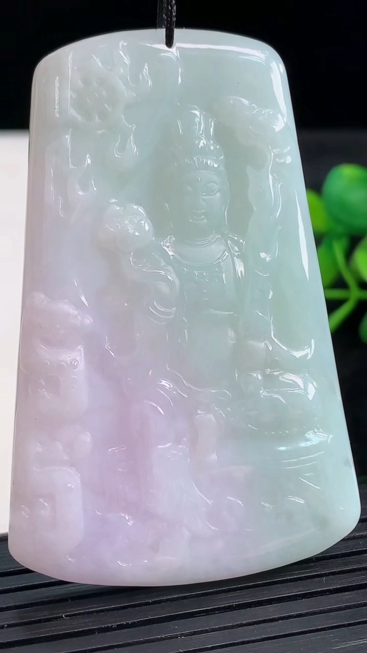 天然A货翡翠虚空藏菩萨吊坠尺寸64.8-42.2-5.3重量:33.45g
3月27日