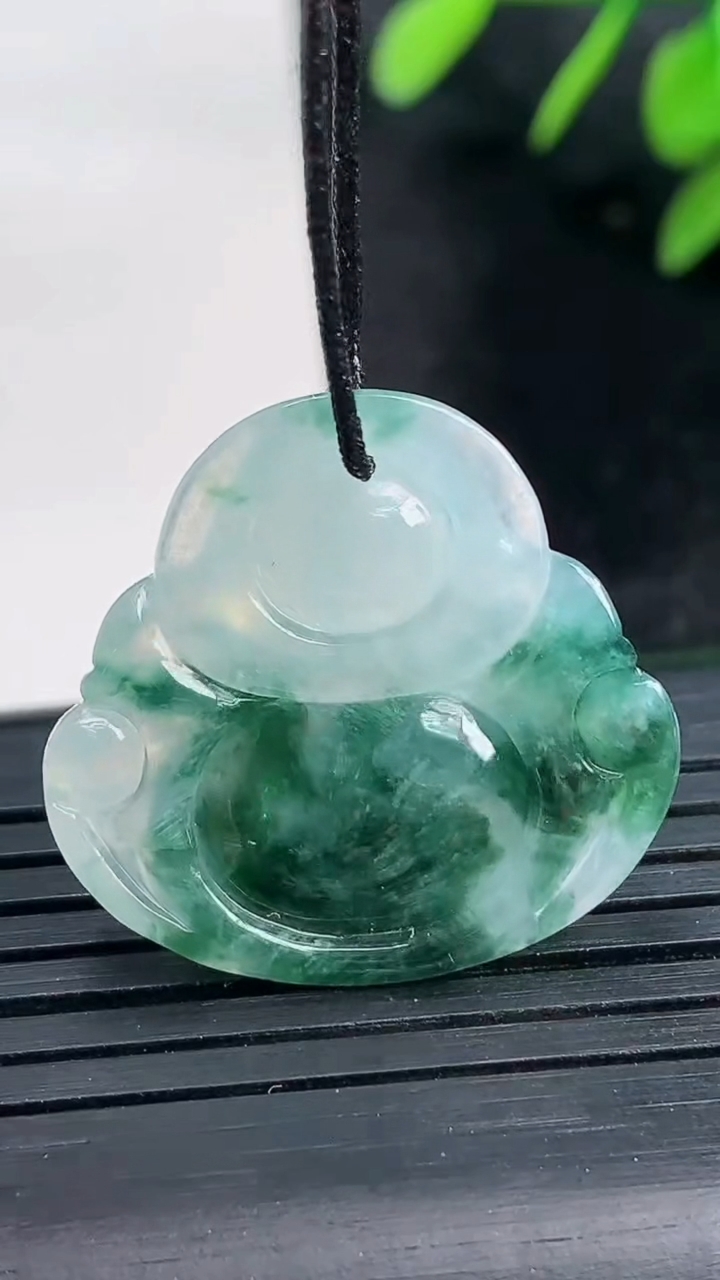 天然A货翡翠飘花佛公吊坠尺寸23.9-25-6.1重量:5.10g
3月27日