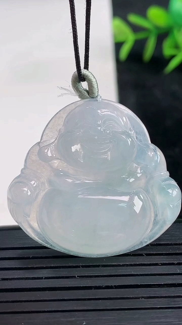 天然A货翡翠佛公吊坠尺寸32.9-36.2-6重量:10.81g
3月27日