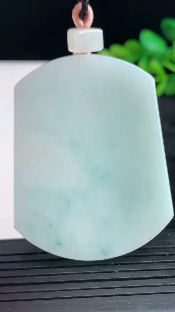 天然A货翡翠飘花无事牌吊坠尺寸55-42.2-5.4重量:39.83g
3月27日