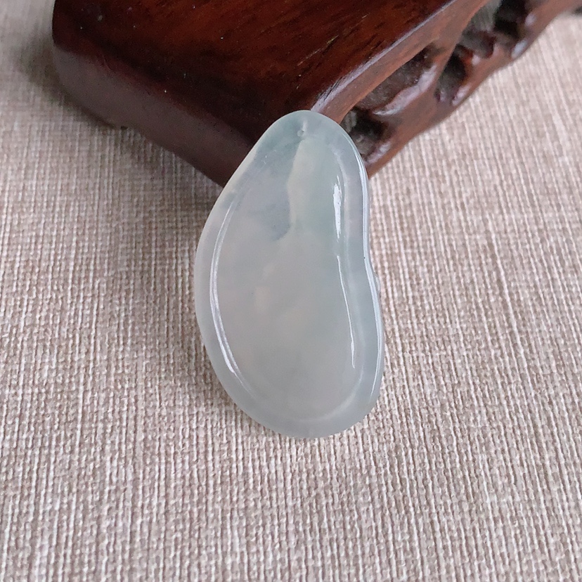 天然A货翡翠大势至菩萨吊坠 
尺寸36-20.7-4.8mm 重量6.70g 0326