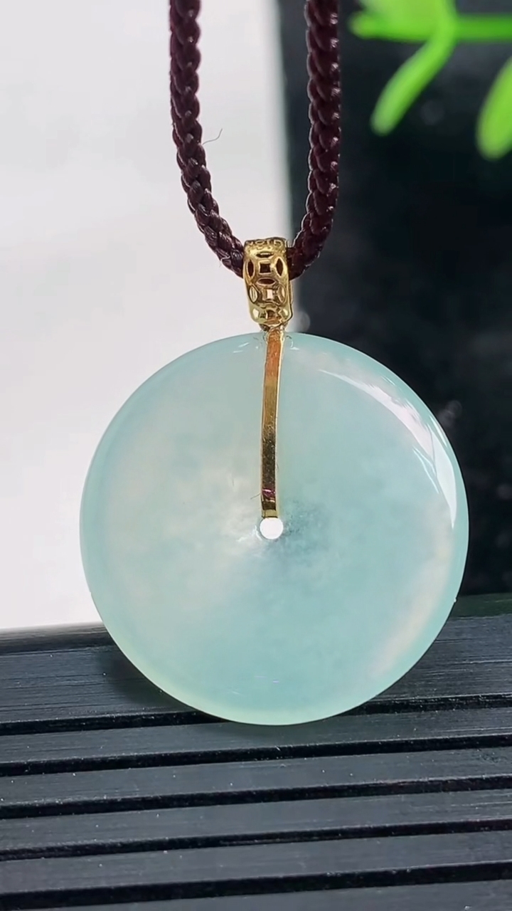 天然A货翡翠平安扣吊坠尺寸21.1-3.2重量:3.30g
3月27日