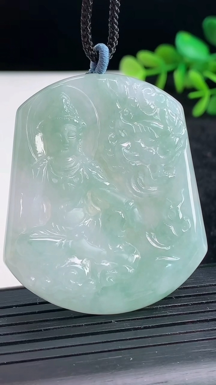 天然A货翡翠文殊菩萨吊坠尺寸51.4-44-5.6重量:26.76g
3月27日