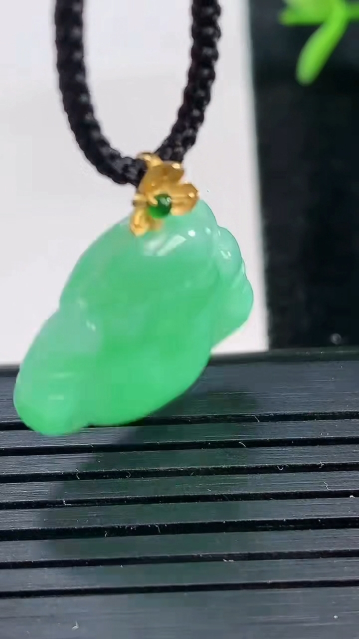 天然A货翡翠佛公吊坠尺寸20.3-21.9-5重量:4.00g
3月27日