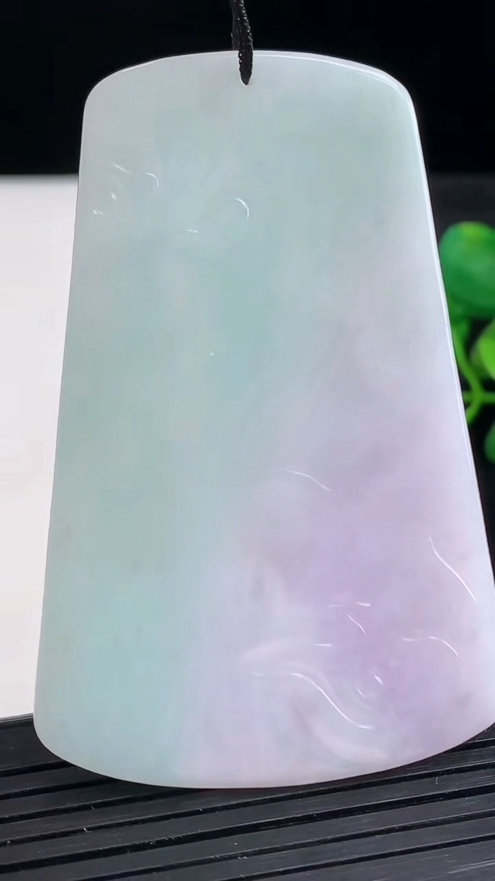 天然A货翡翠虚空藏菩萨吊坠尺寸64.8-42.2-5.3重量:33.45g
3月27日