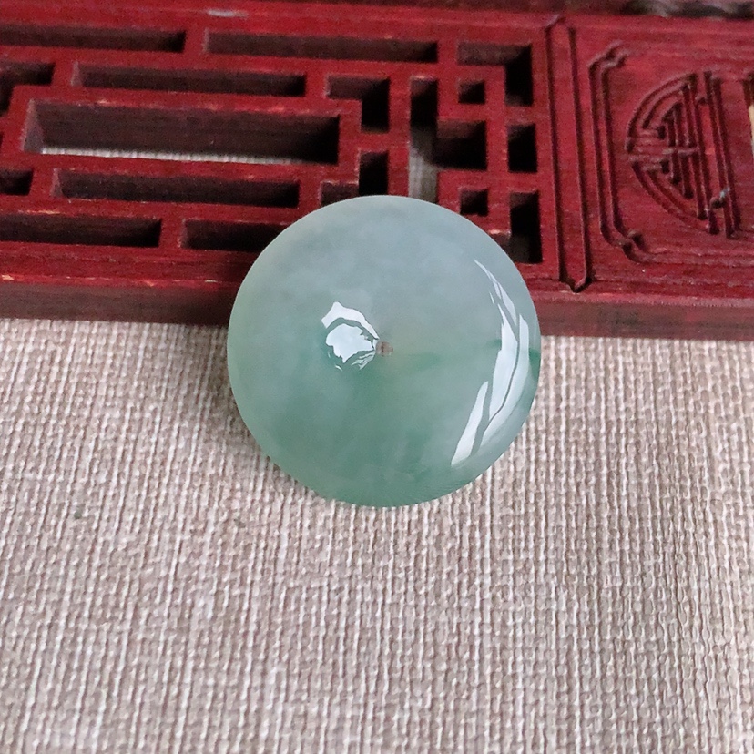 天然A货翡翠飘花平安扣吊坠 
尺寸25.2-5.8mm 重量7.60g 0326