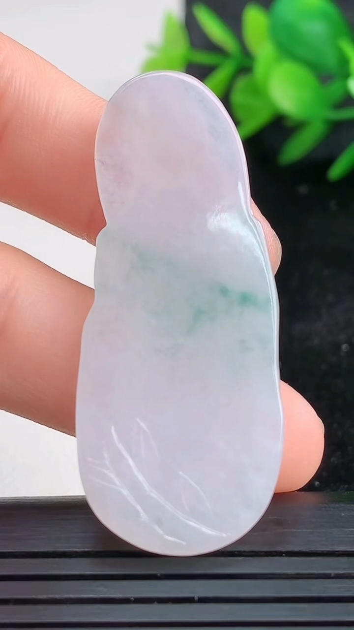 天然A货翡翠冰种飘花观音菩萨吊坠尺寸47.1-19.4-5重量:9.47g
3月27日