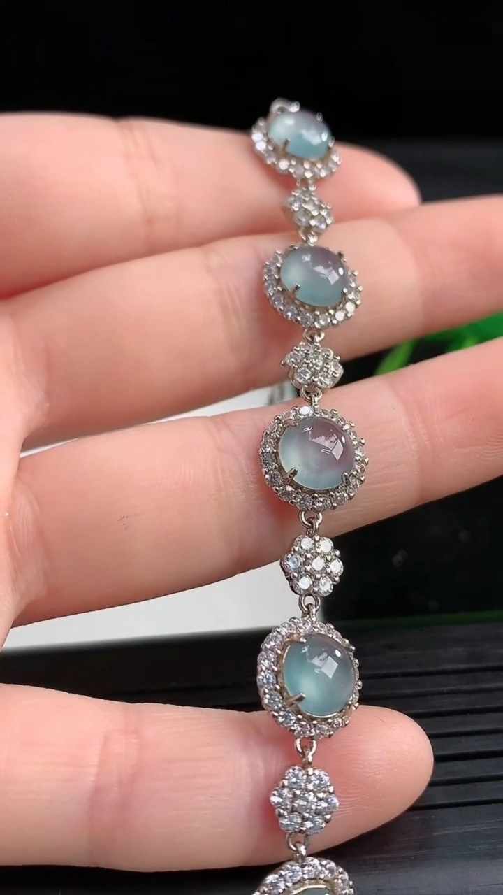 天然A货翡翠种蓝水蛋面手链尺寸6.8重量:6.25g
3月27日