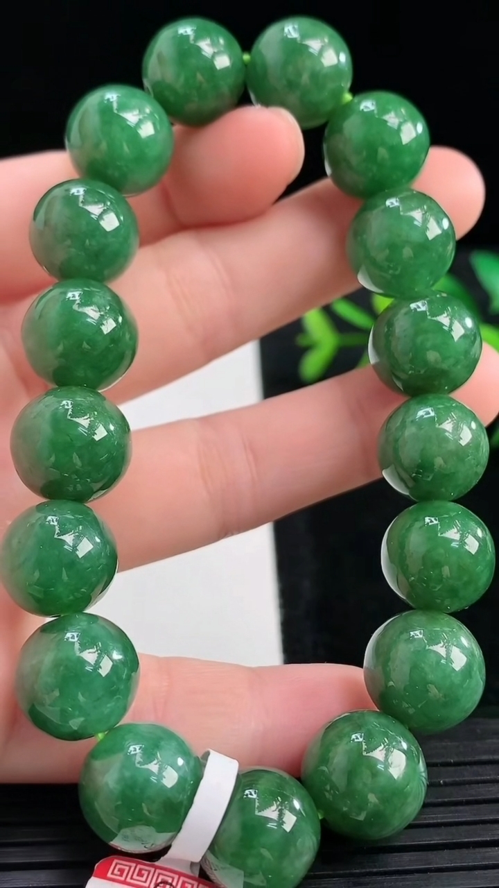 天然A货翡翠圆珠手串尺寸12-16颗重量:46.15g3月27日
工厂直销收藏佳品,种好水足，色泽均匀，有种有色，上手高大气！