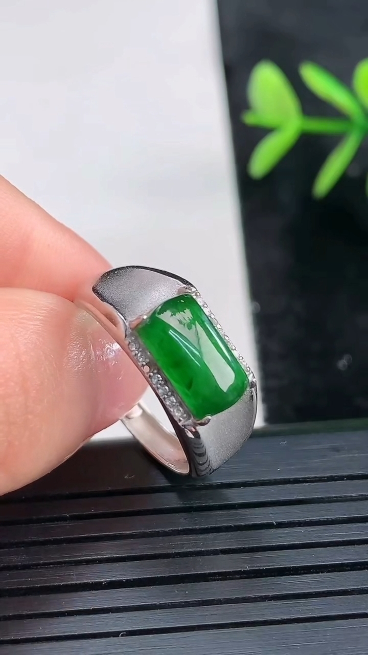 天然A货翡翠马鞍戒指尺寸19.3-10.5-5.9重量:3.01g2026年3月27日
工厂直销收藏佳品,种好水足，色泽均匀，有种有色，上手高大气！