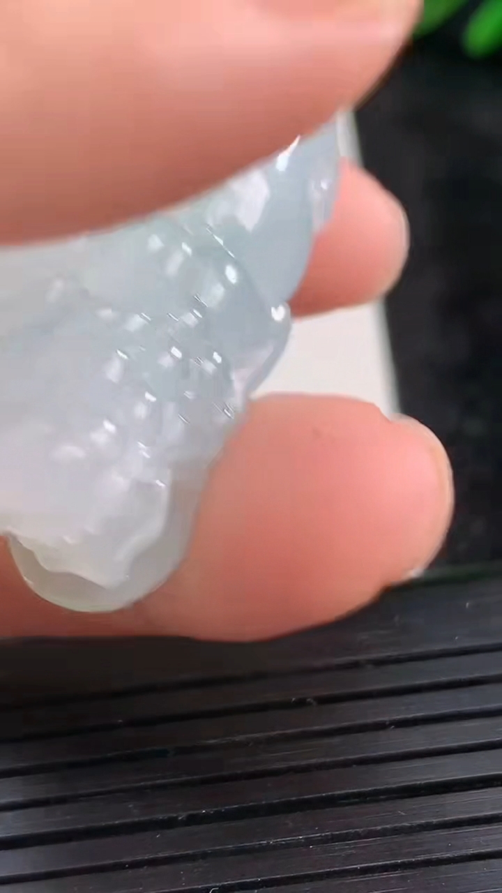 天然A货翡翠貔貅吊坠尺寸39.4-20-13.6重量:21.39g
3月27日