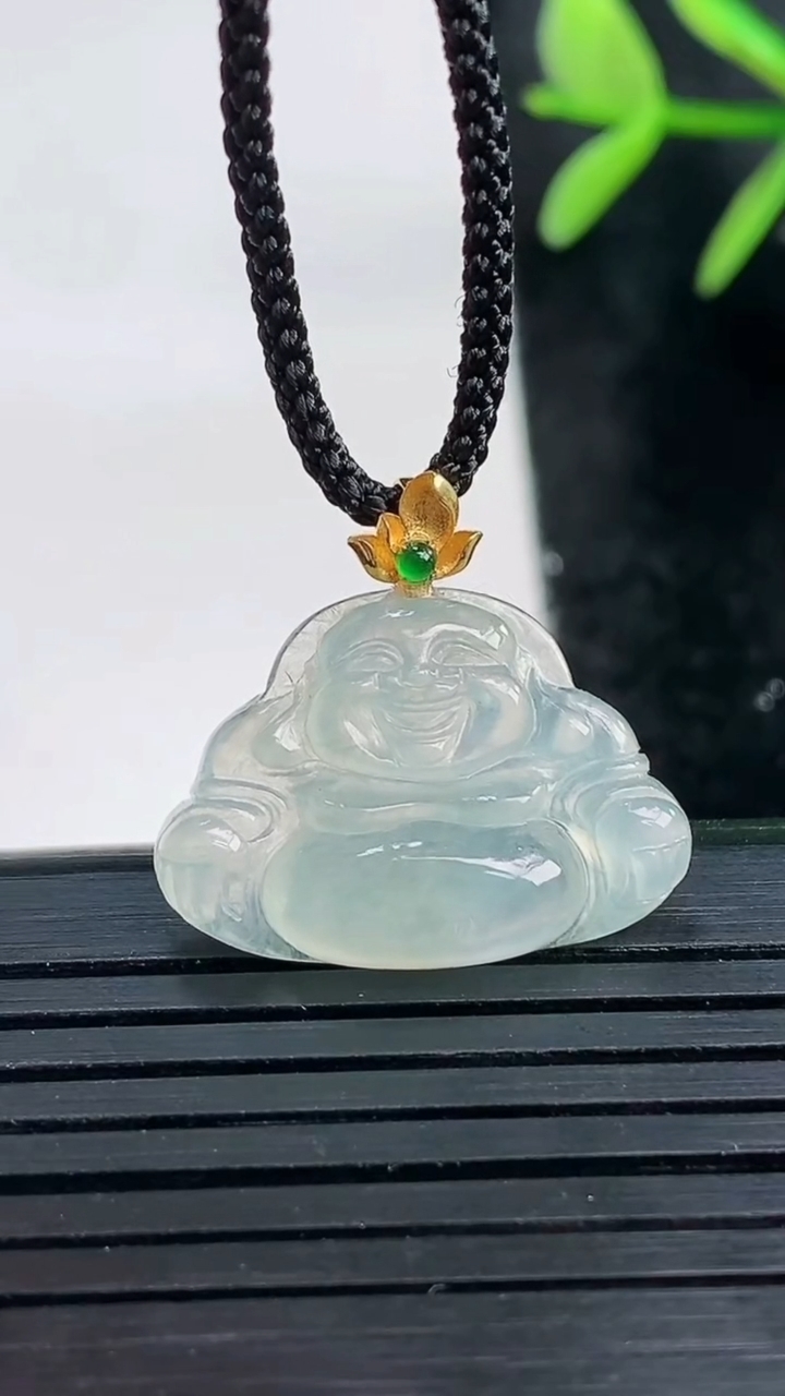 天然A货翡翠种白冰佛公吊坠尺寸15.5-22.2-4.2重量:2.35g
3月27日