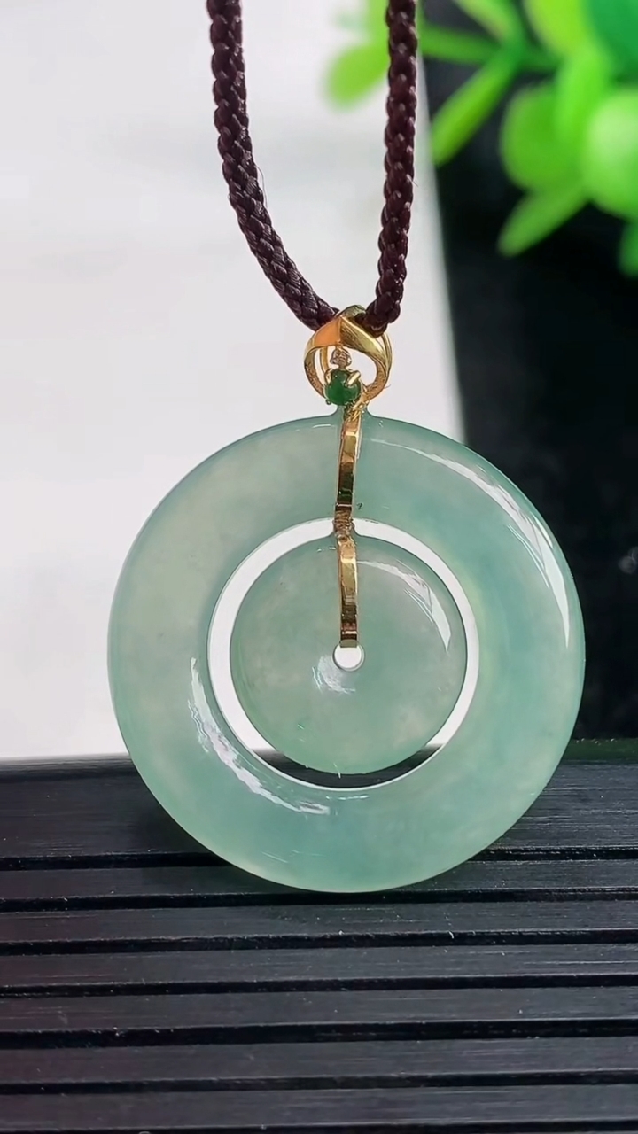 天然A货翡翠母子平安扣吊坠尺寸24.9-3.9重量:4.82g
3月27日