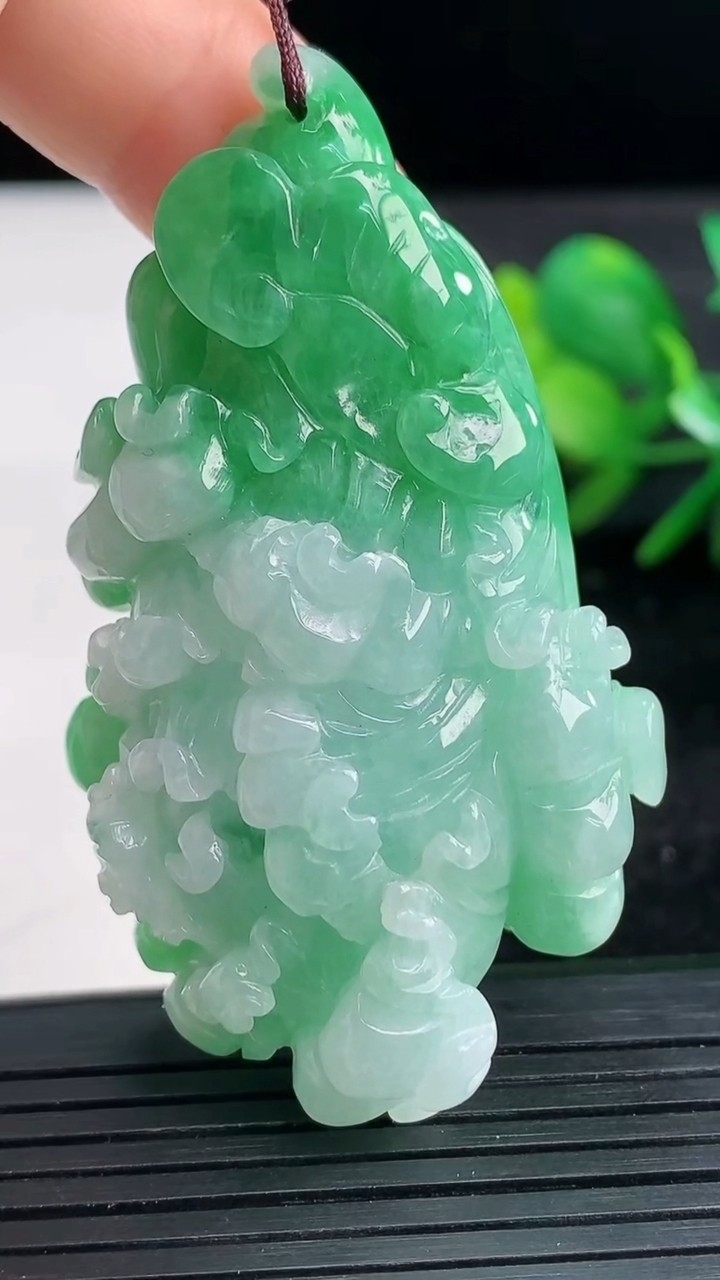 天然A货翡翠白菜吊坠尺寸60.8-34.6-19.2重量:50.94g
3月27日