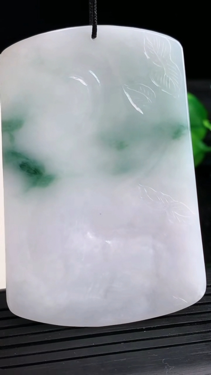 天然A货翡翠飘花祥龙大势至菩萨吊坠尺寸68-45.2-5.4重量:41.75g
3月27日