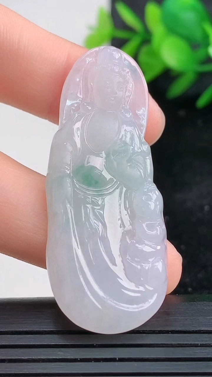 天然A货翡翠冰种飘花观音菩萨吊坠尺寸47.1-19.4-5重量:9.47g
3月27日